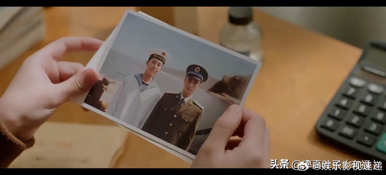 《我的山与海》赵凯已经成为一名海军，给小姨写信拜年，并寄来一张他和杨辉合影照片。