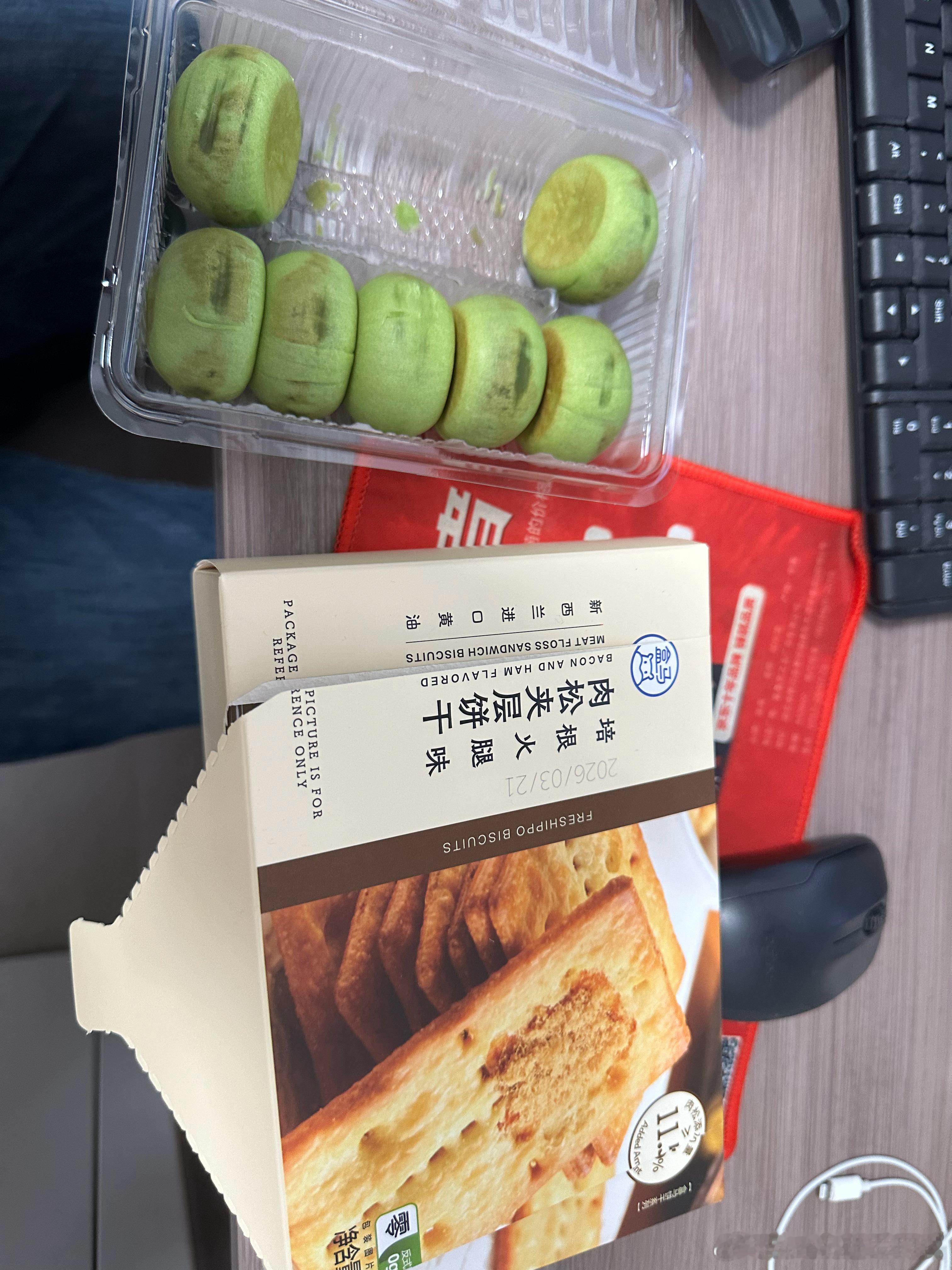 简简单单 吃个宵夜准备看球咯，各位宵夜吃了没