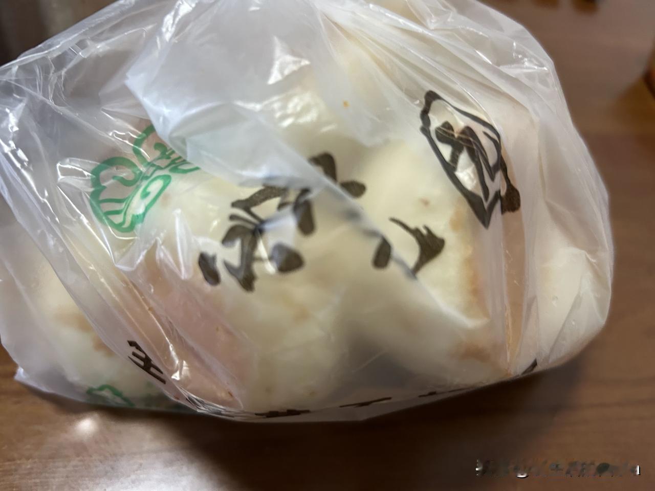 北京今天这个雨要下不下的样子，很是闷热。

已到中午了，从外面往家赶，感觉是又饿