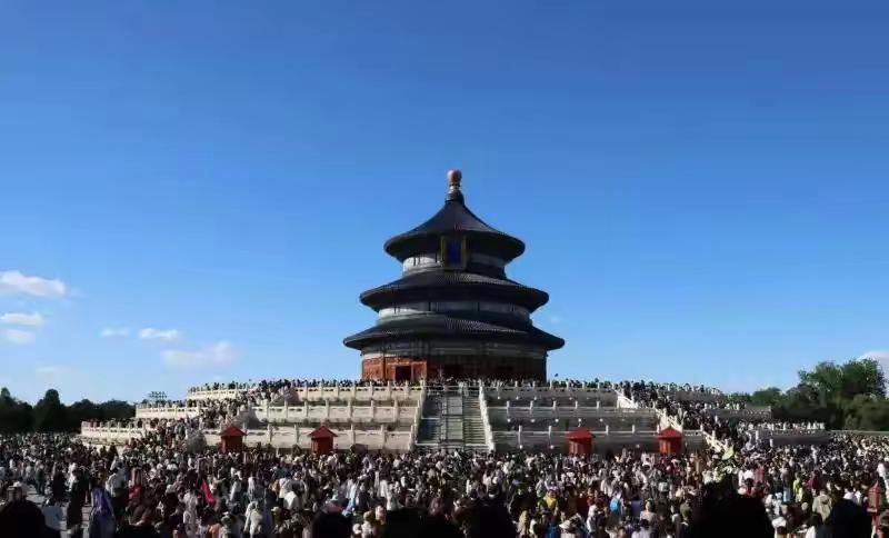 1882万对1690万！京沪这一把，撕开了文旅最残酷的真相
都喊没钱，都喊躺平。