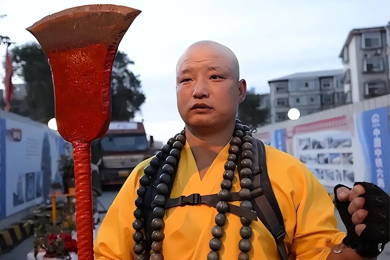 这个和尚每天半夜都会准时出现在一条街上。光头，身穿袈裟，项戴佛珠，手拿一把62斤