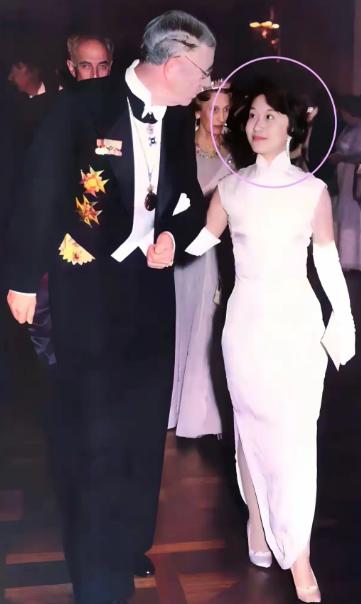 下图是1957年，杨振宁获得诺贝尔物理学奖时，夫人杜致礼陪他前往瑞典颁奖时所拍摄