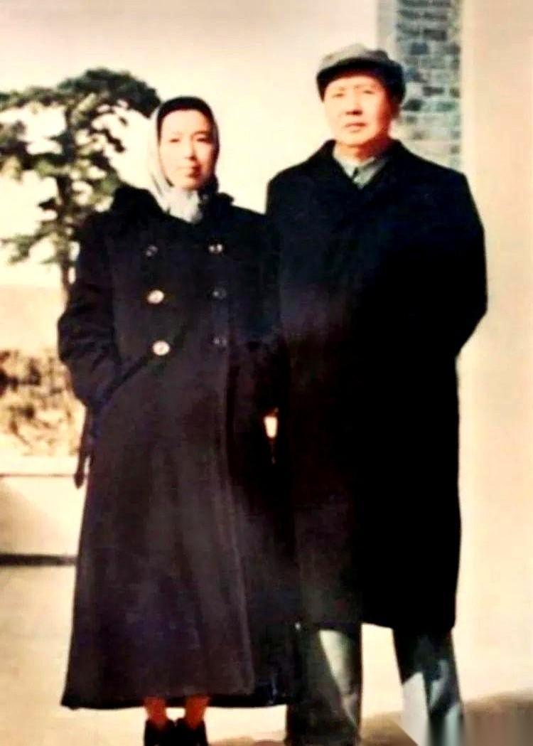 疼，钻心的疼，但就是不跪。
一盏红灯，照亮的是一张宁死不屈的脸。
我跟你说，这就