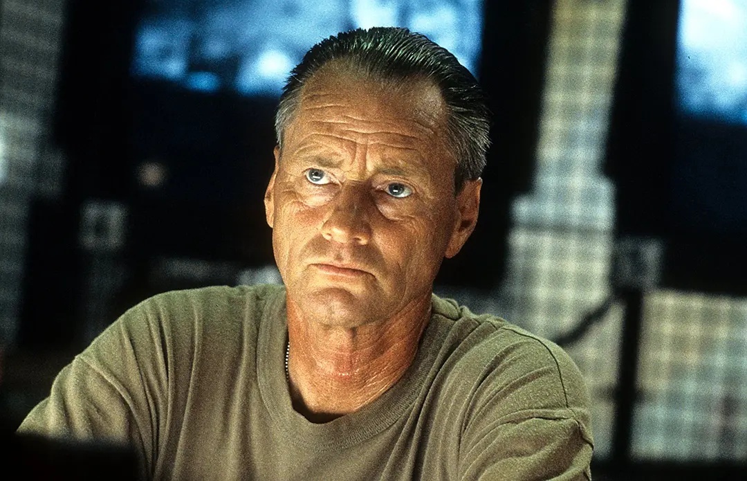 2001年，由雷德利．斯科特导演的《黑鹰坠落》上映，山姆·夏普德在影片中饰演一名