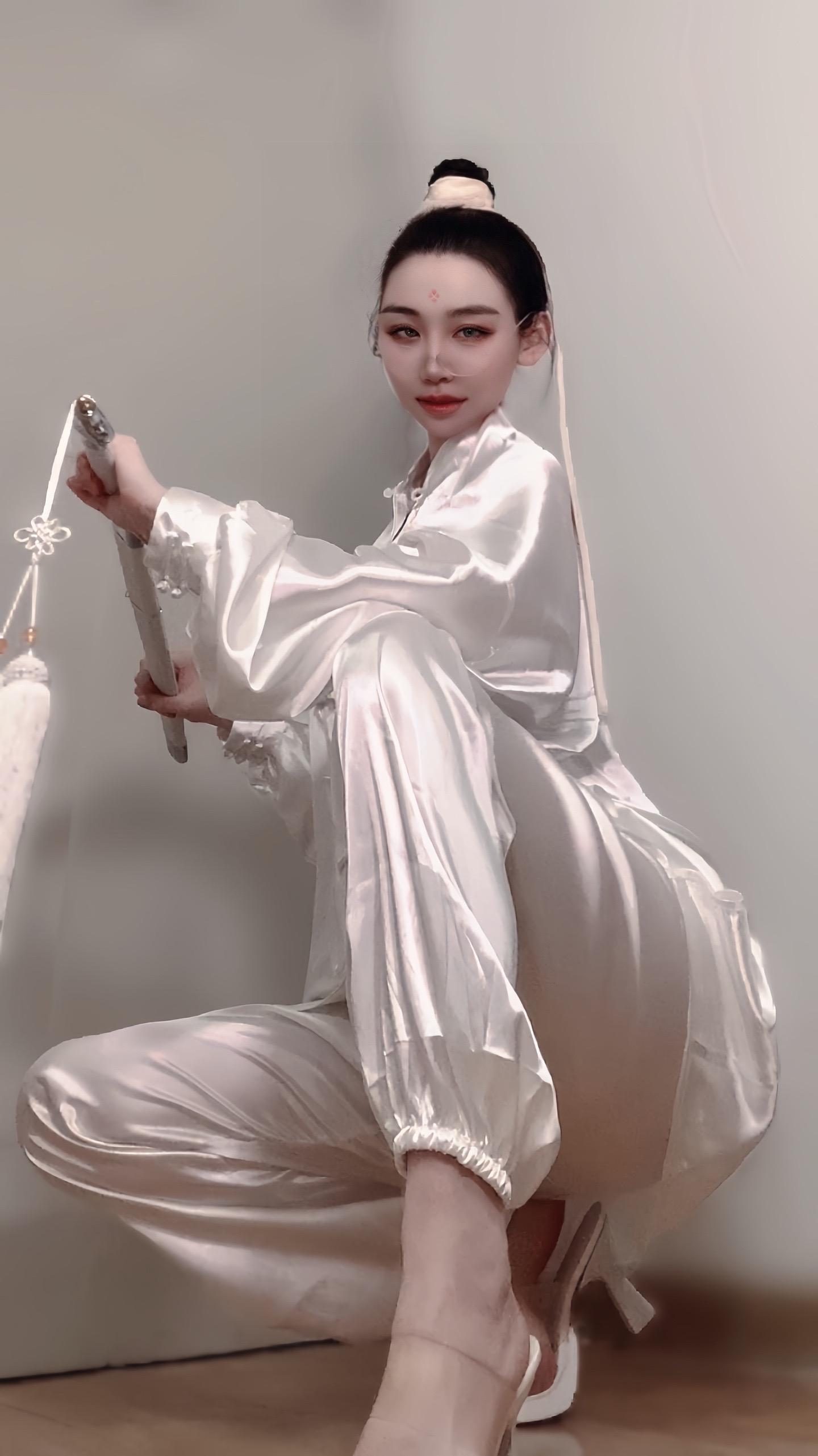 1没骗你 2没直播 3没做不正经的事 你凭什么诋毁我 就因为我是女孩吗
