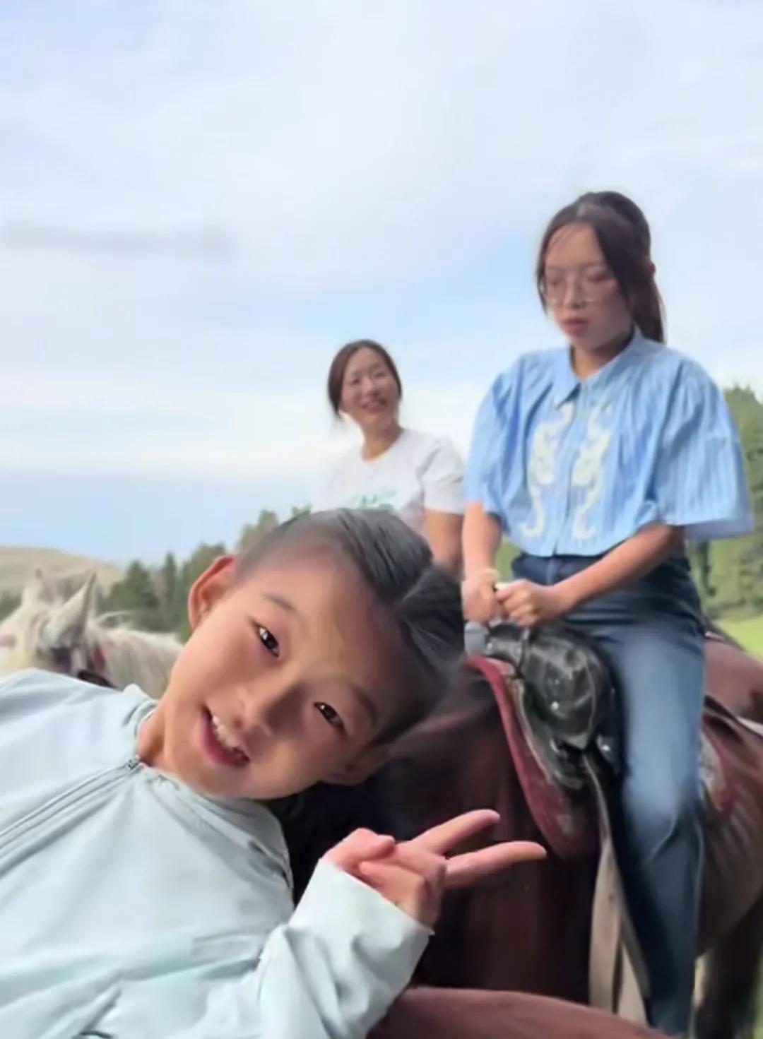 小四妹古灵精怪的特别聪明，一点都不像抑郁妈妈养大的，就是一个开心果，谢浩男三个妹