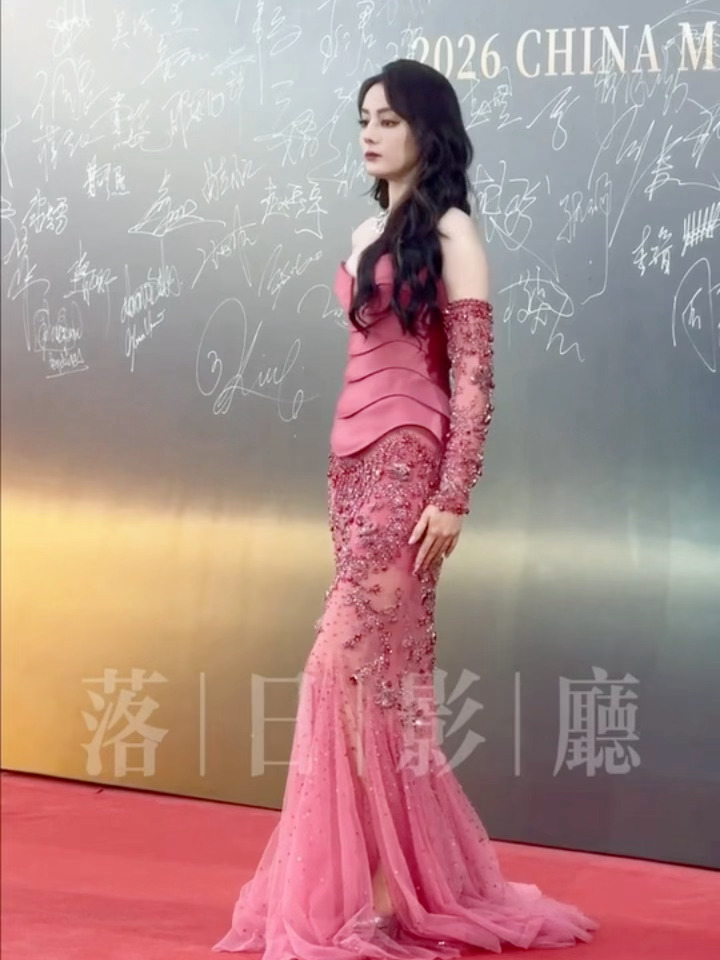 迪丽热巴大屏的神，你是说生图直出能长这样吗今天红毯太漂亮了…好久不见迪丽热巴走红