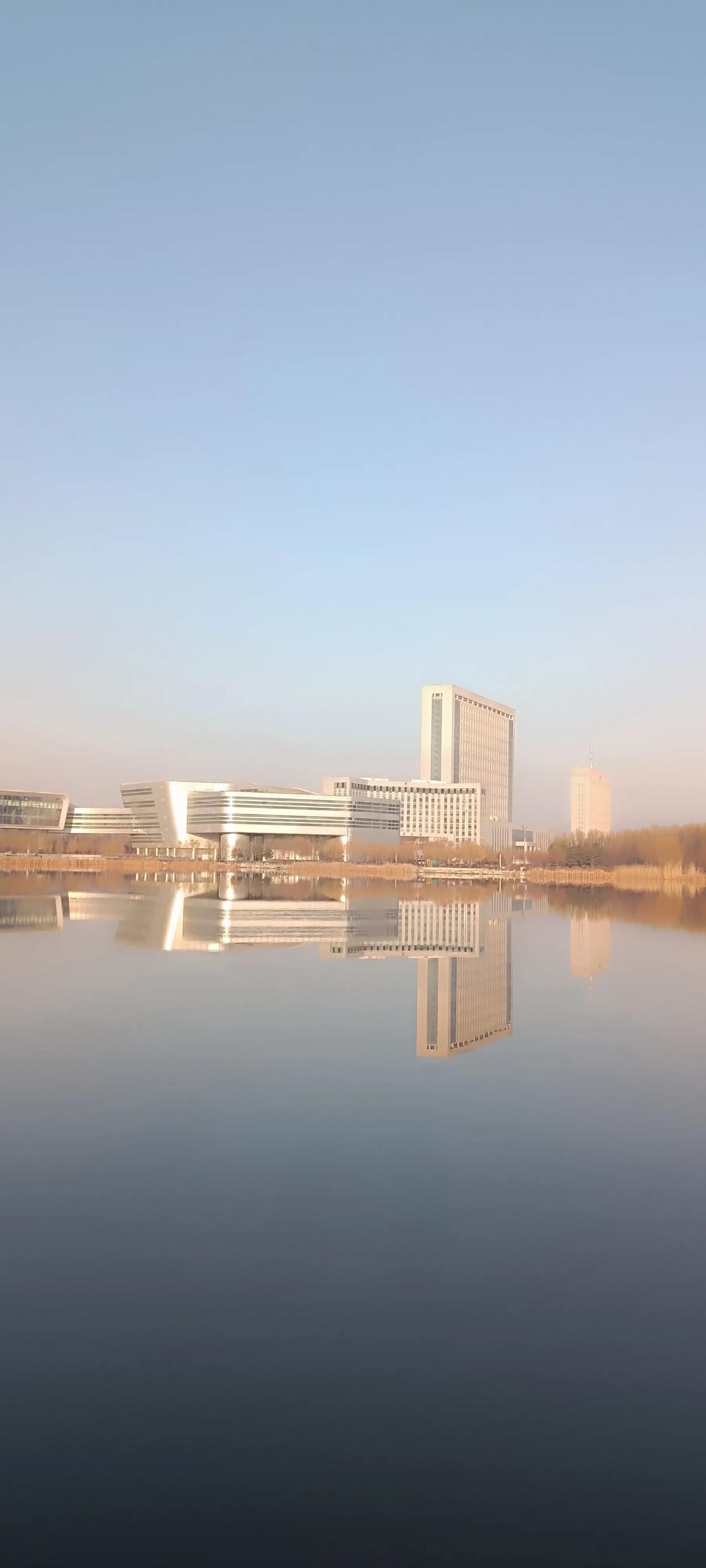 水中倒影着美丽的白楼
四周环绕着绿树红廊