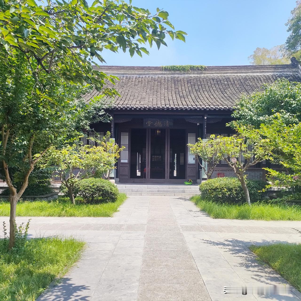老夏今天下午要带孩子回公婆家，怕下午来不及，所以一大早就开始收拾。除了他们的衣服