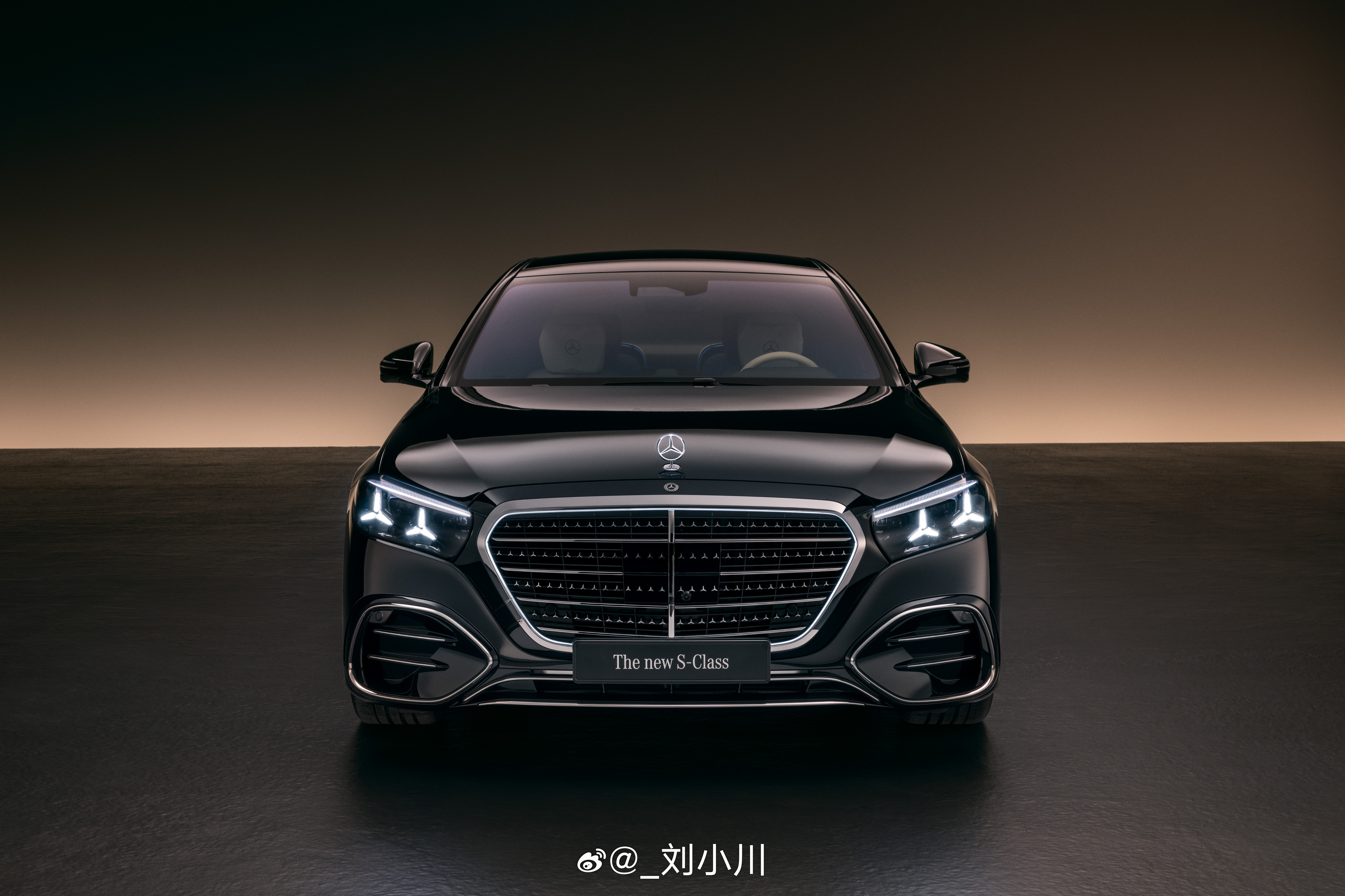 新款奔驰S级 网友有才，奔驰把三叉星徽放进了车灯，新款奔驰S级仅前脸部分，就有1