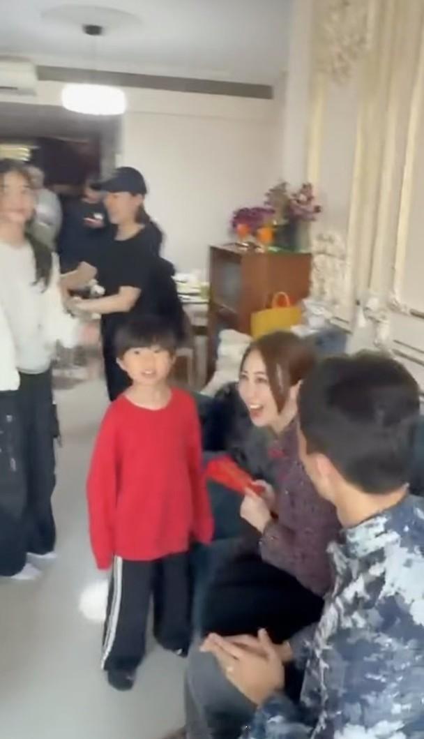 【On.cc】莊思敏再婚後首派利是　驚現排長龍狀況藝人莊思敏於2022年跟圈外人