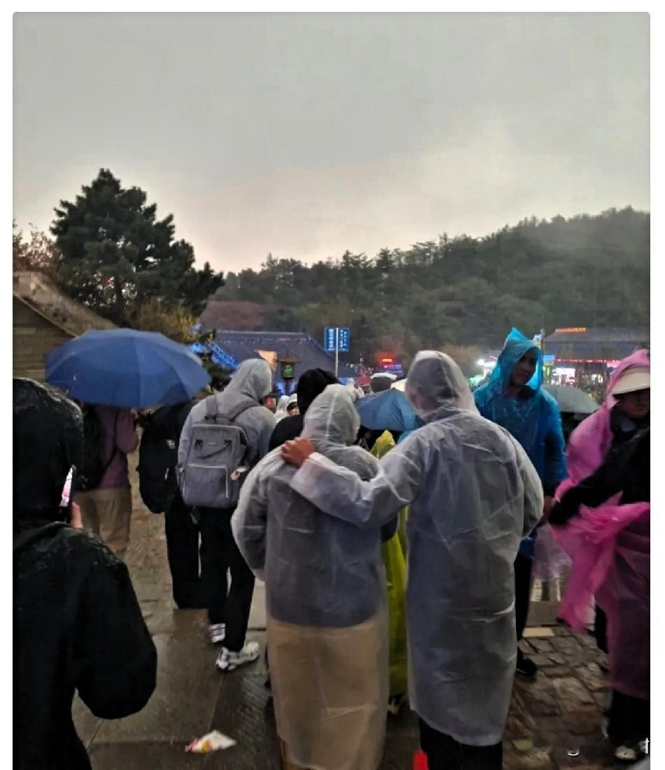 泰山突然下雹？游客乱成一团，真相却没那么简单。

今天刷到好多说5月3号泰山砸冰