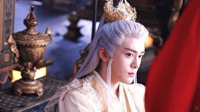 #曾舜晞临江仙片场实录#这个造型真的太帅了，直接硬控我，风度翩翩啊，真的好爱 ​