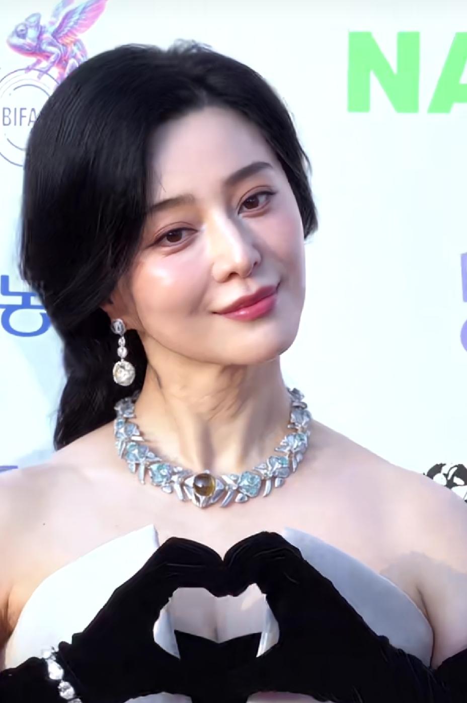 她才45岁，脖子看着像老年人，只保养脸蛋，没有注重脖子。