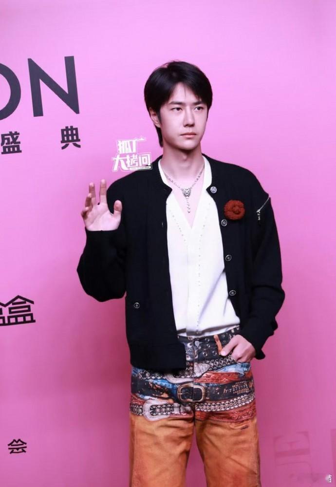王一博活动上略显疲惫，但依旧难掩星光，他正以更成熟的姿态，书写着属于自己的精彩篇