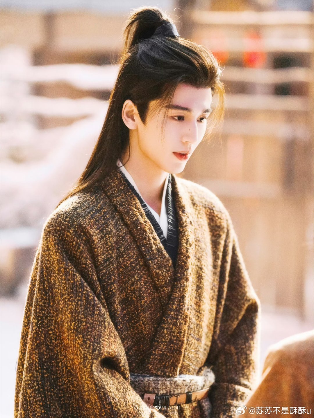 张凌赫回应颜值出圈不被颜值标签定义，专注打磨演技，张凌赫的回应真诚又低调。高颜值