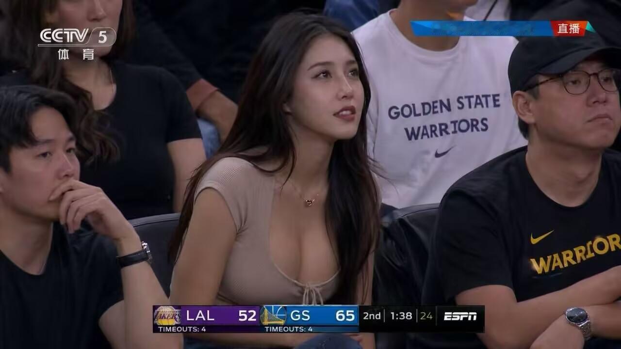 不得不说，NBA的摄像大师太会拍了。
不仅能抓拍球员之间激烈的的竞技，
还能不时