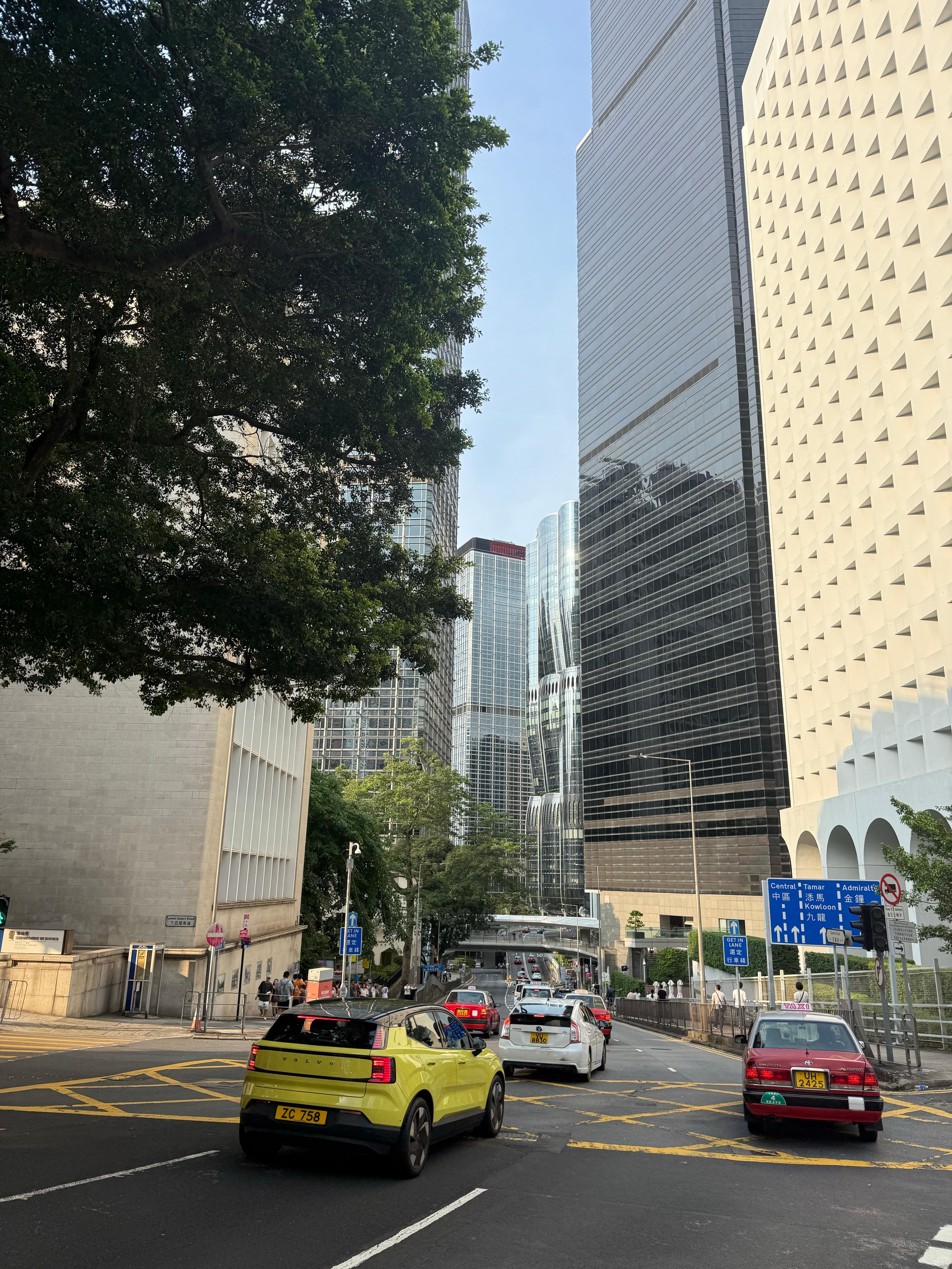 在香港街上观察汽车，发现两个特点：1️⃣豪车比例高油车中奔驰、宝马、保时捷相当多