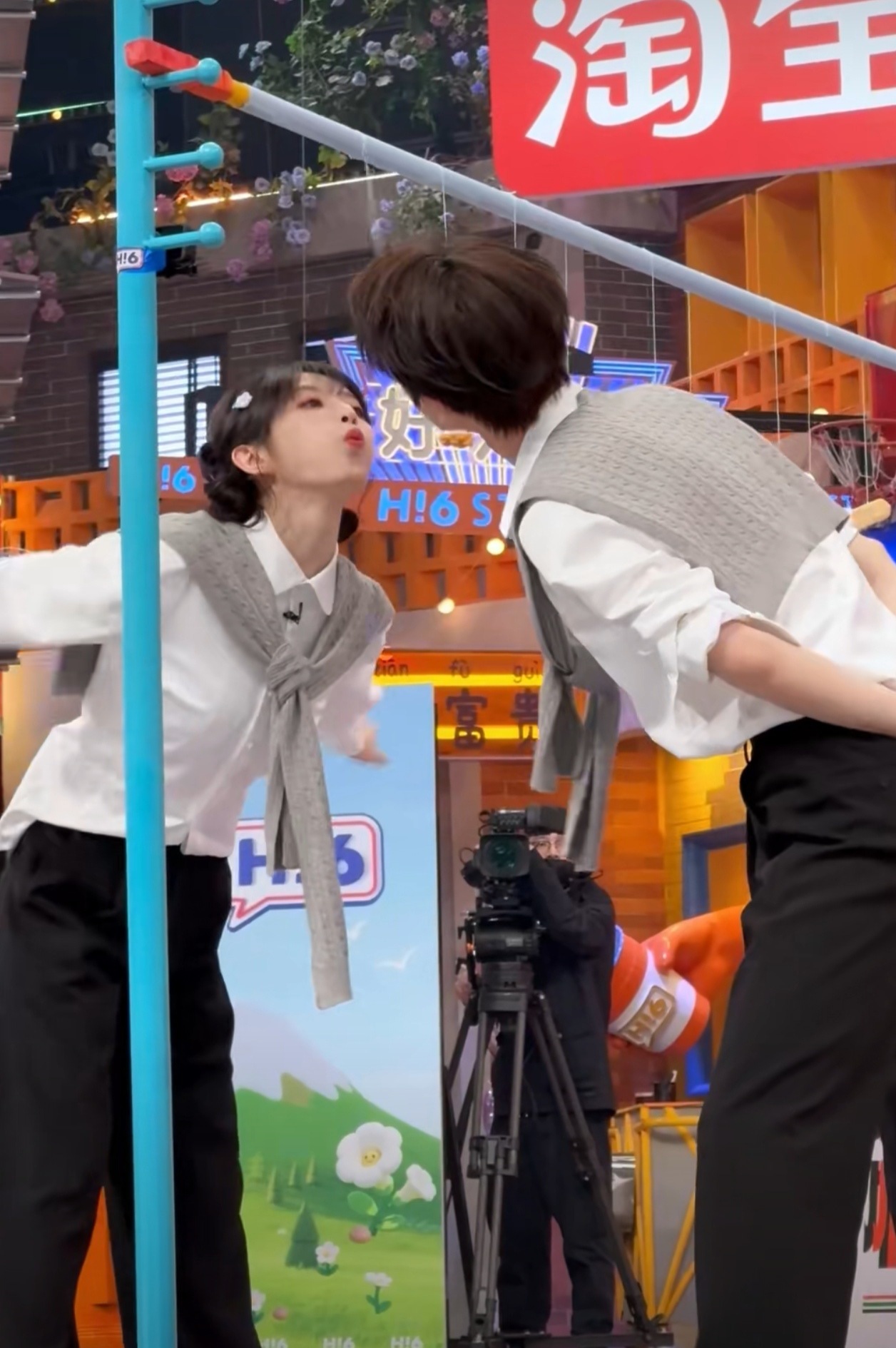 是谁嗑到了？我不说！张凌赫和田曦薇这个合作舞台，一个对视，一个动作，氛围感直接拉