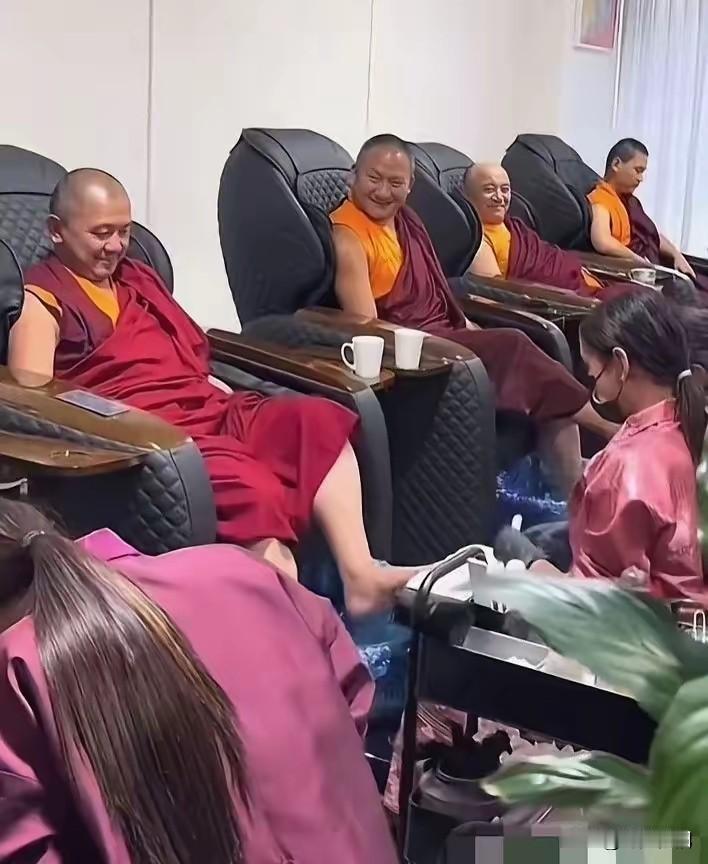 八小时内念经，八小时外洗脚。