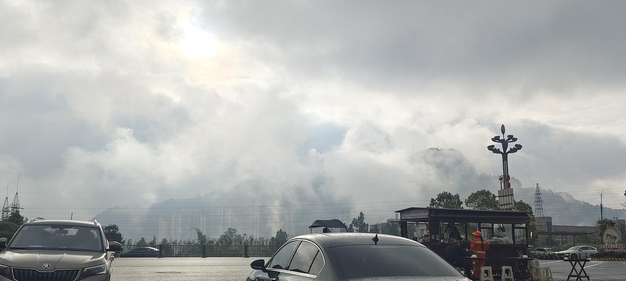 雨过天青处，山水路相逢。归来亦无言，路人行匆匆。