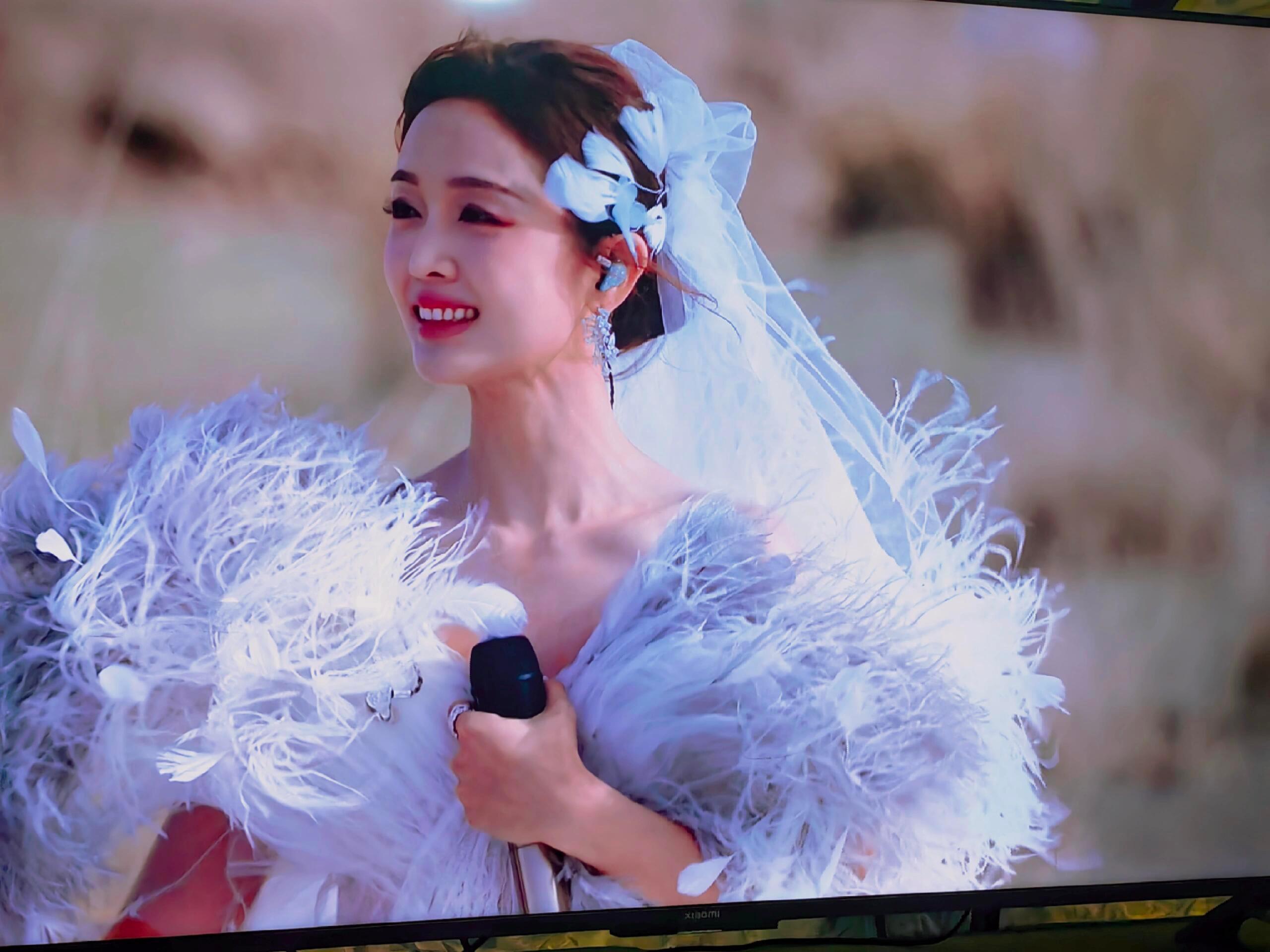吴宣仪wxy吴宣仪乘风2025 乘风2025工作人分享的吴宣仪相关图，穿婚纱的吴