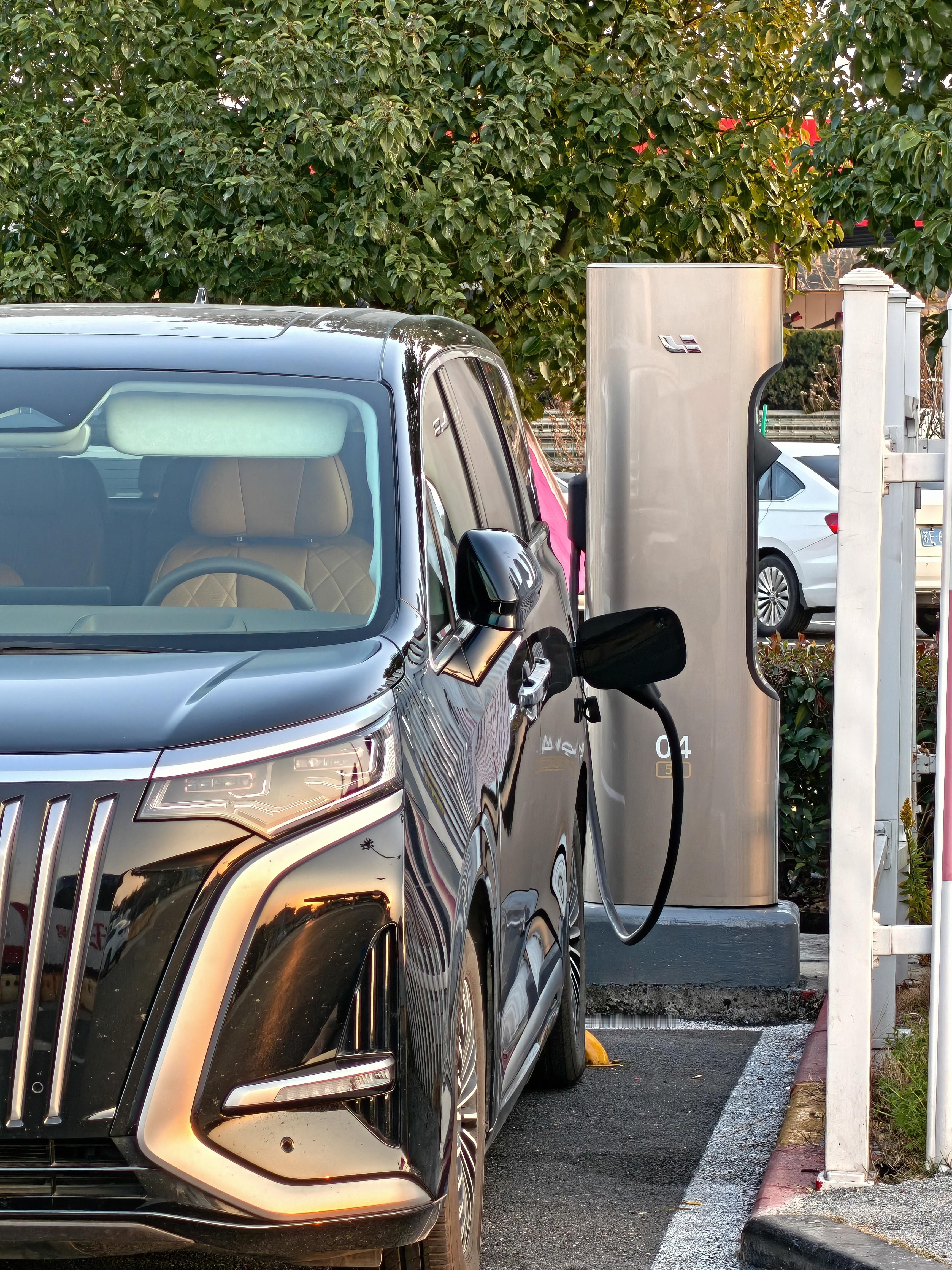 当高速上的理想 5C 充电站也能够给别的车型使用的时候…蔚来换电站的优势就一下子