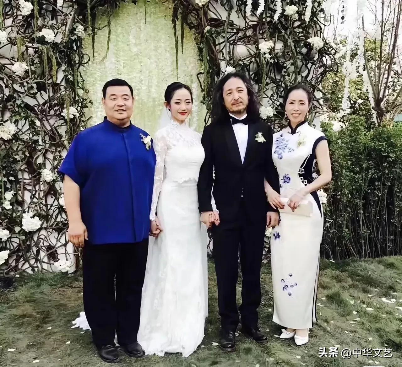 这是万千惠和三宝结婚的全家福，总觉得最右边两位才是新婚夫妻，毕竟三宝和丈母娘同岁