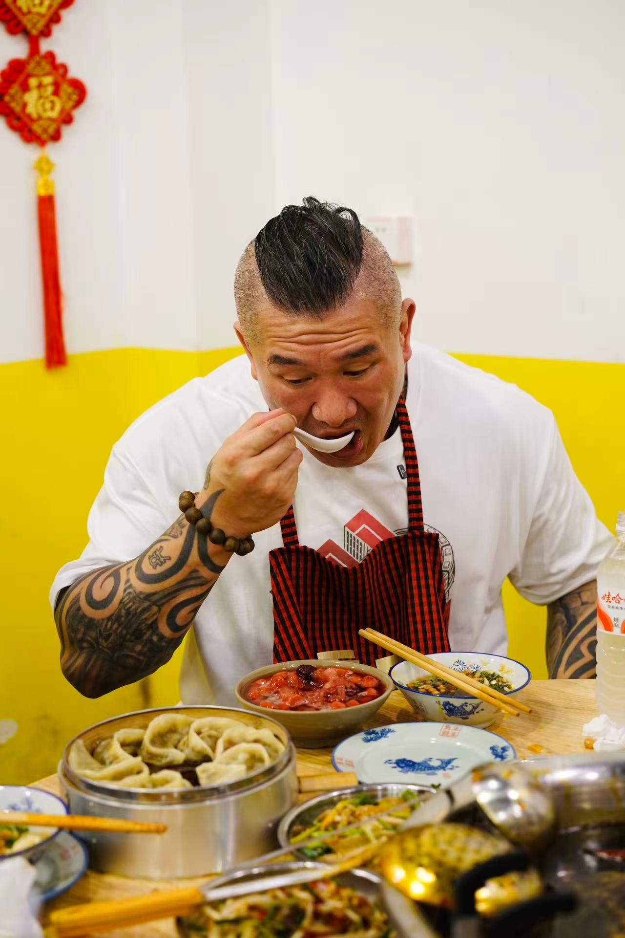 网红台湾馆长大赞重庆美食 台湾馆长川渝行，首站抵达重庆并打卡当地特色鱼火锅—刘地