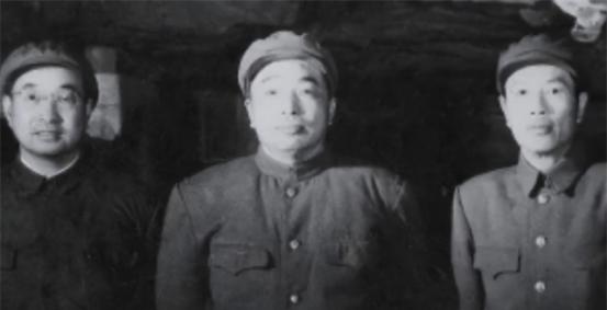 1955年怀仁堂授衔仪式上，刚被授予大将军衔的陈赓突然对毛主席说：“主席，我的大