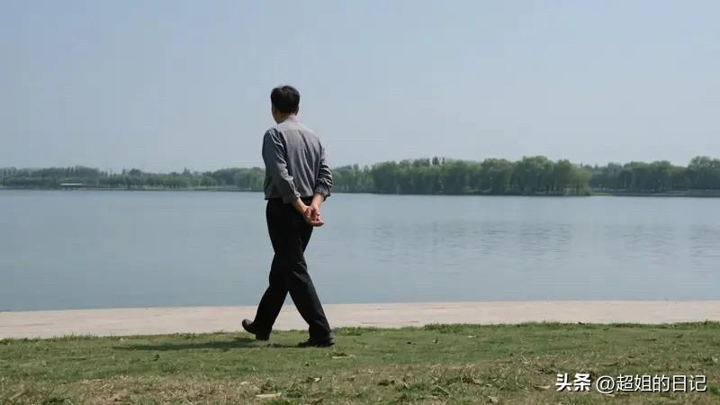 早晨起来继续走路，不快不慢，不追求速度，让自己没有心跳加快，没有精疲力尽，这是老