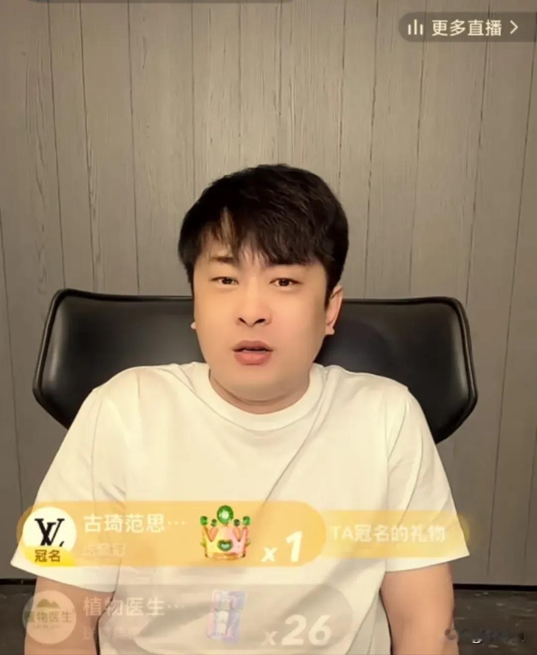 辛巴再度炮轰疯狂小杨哥，并称小杨哥跟卢文庆合伙把一个女孩（敲诈勒索）送进监狱。目