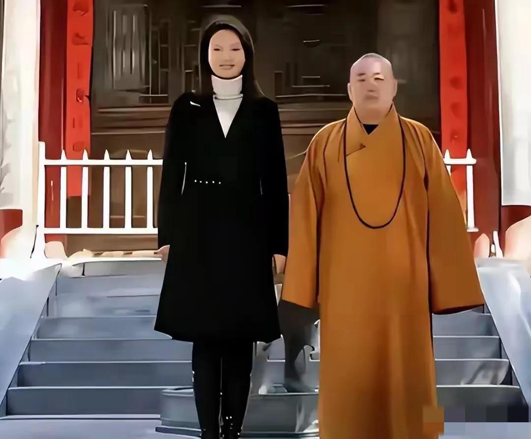 看到不少明星美女和释永信的合影，她们大多都比他高出半头，其实不是人家个子有多高，