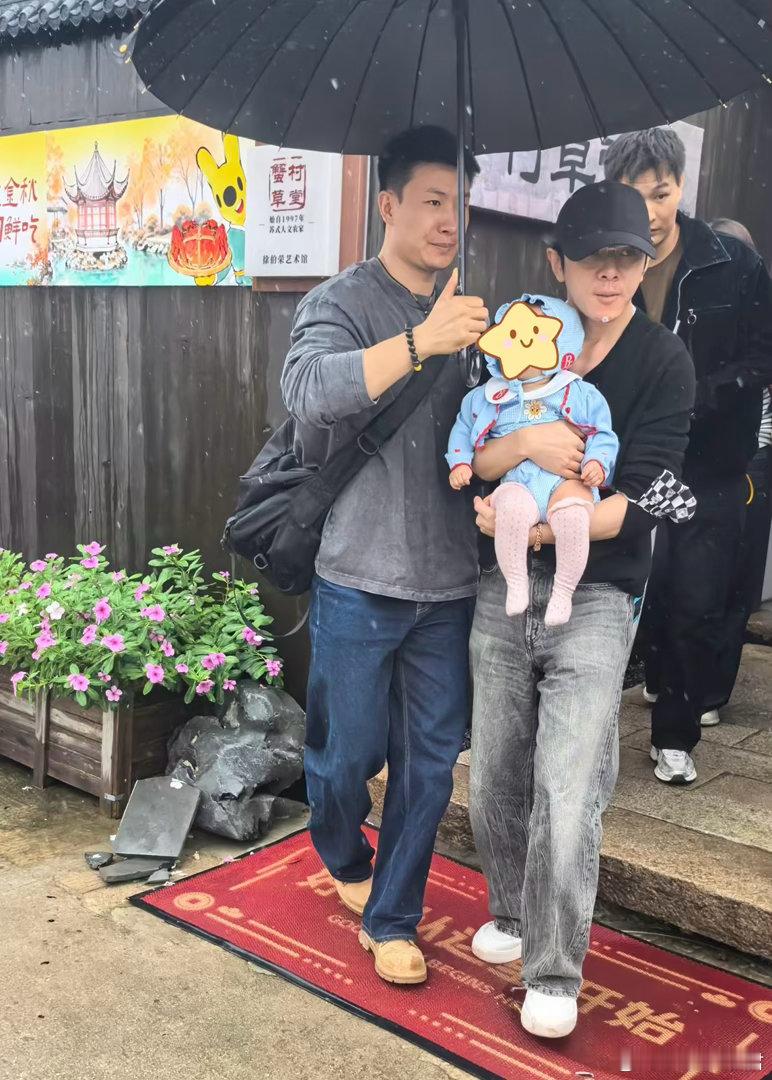 李佳琦抱了个小婴儿被偶遇 ​​​