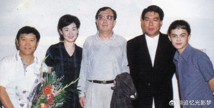 1999年，在上海举行的“新中国50部优秀故事片”揭晓晚会上，《牧马人》剧组重相