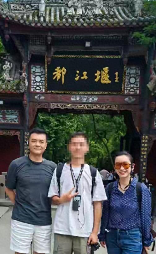秦海璐一家三口逛都江堰！11岁儿子个头惹人注目
 
说起秦海璐，妥妥圈内实力派影