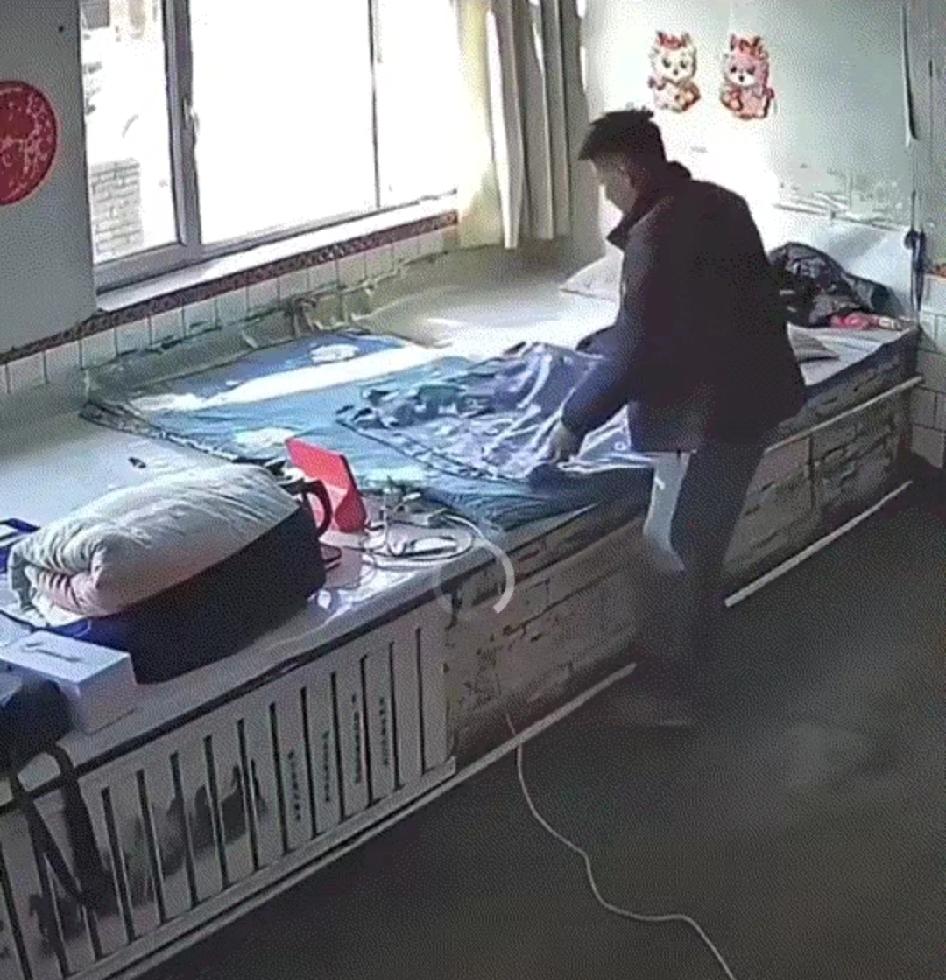 辽宁，一男子独自回到无人居住的老家过年，春节结束后，男子又要踏上返程务工之路。可