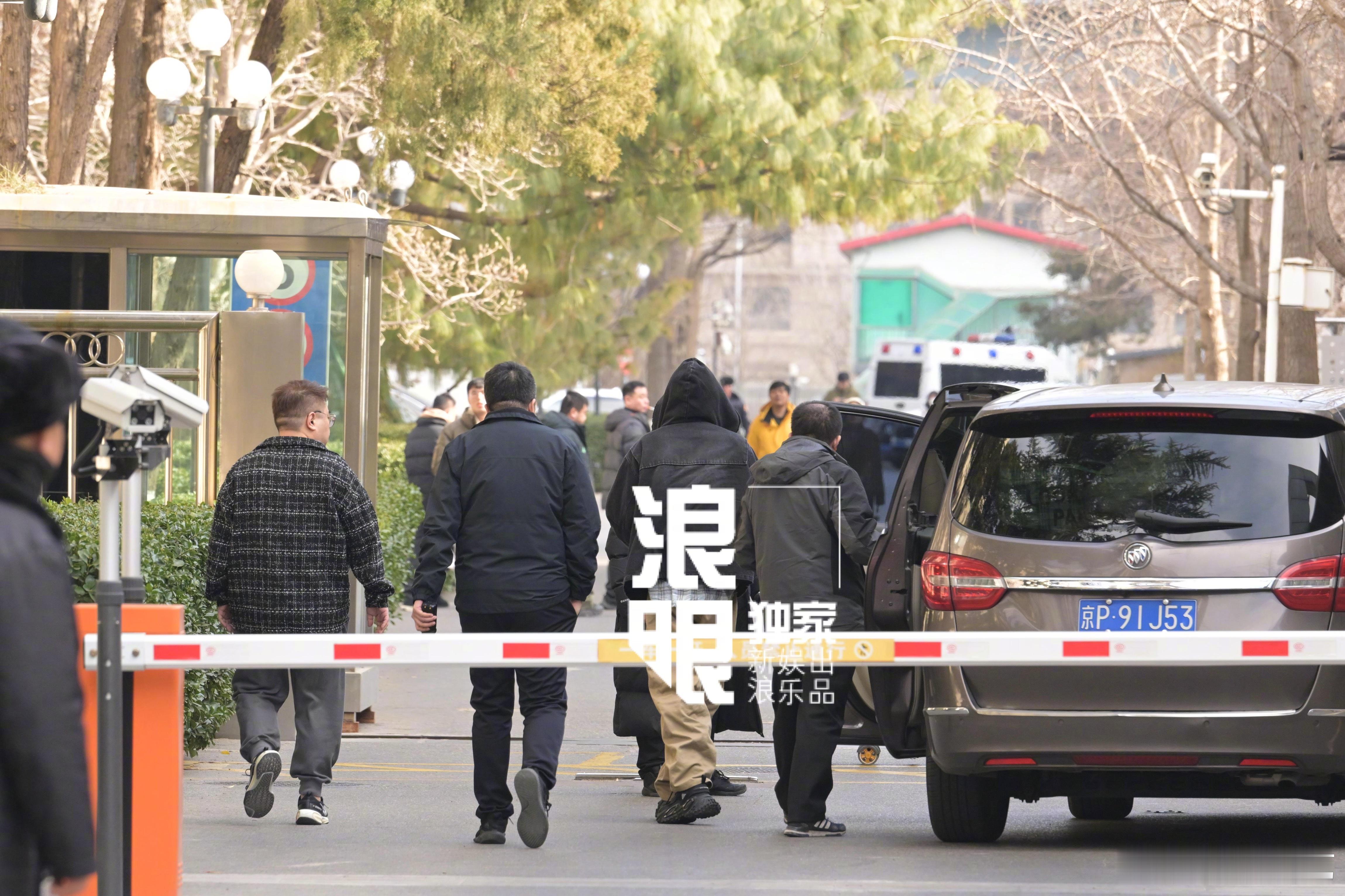 丁禹兮蛇年央视春晚首次联排  蛇年央视春晚首次联排  丁禹兮现身央视春晚联排现场