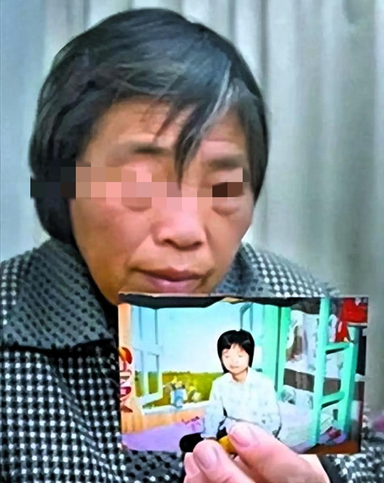 湖北学霸杨元元带母上学，最终厕所自缢身亡，活生生被母亲吸干血。
 
杨元元早年丧