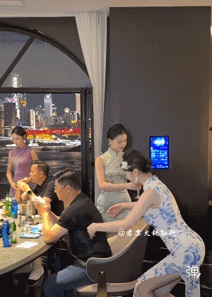 很多人穿旗袍体现出的是雅致是端庄，亦或妩媚，这里感觉跟前面几种都不一样嘞!