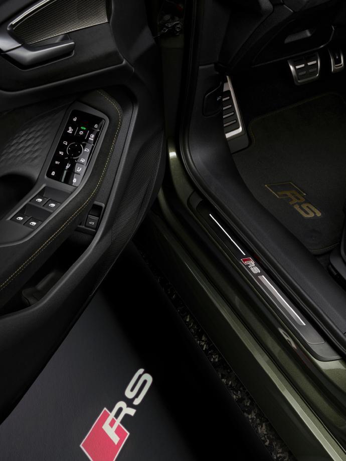 奥迪高性能插混车型采用溜背线条设计，并搭配运动包围，其造型的辨识度大幅提升，在路