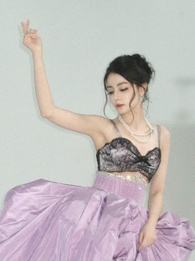 迪丽热巴风华绝代不减当年，艺术感一样的蕾丝穿搭美学