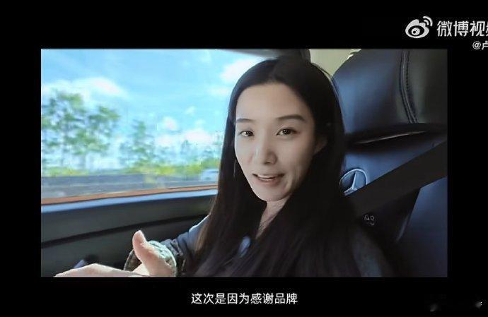 卢昱晓给外国好友送中国非遗礼物双向珍视的友谊太难得，卢昱晓送出非遗礼物，过往少年