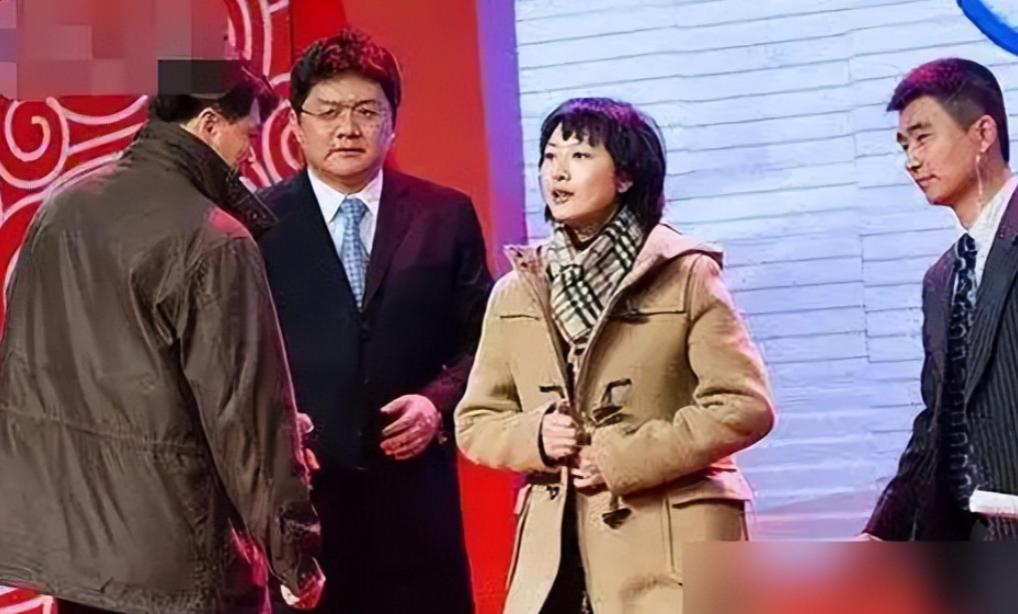 2007年，央视主持人张斌，正在直播奥运新闻发布会时，他的妻子突然冲上台，拿起话
