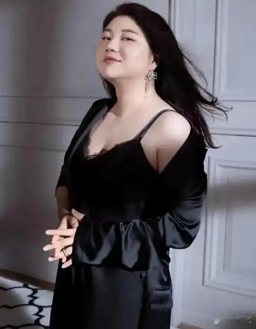杨天真在播客里坦然聊起六年前的切胃经历，没有回避“术后迅速反弹”的事实，打破了很