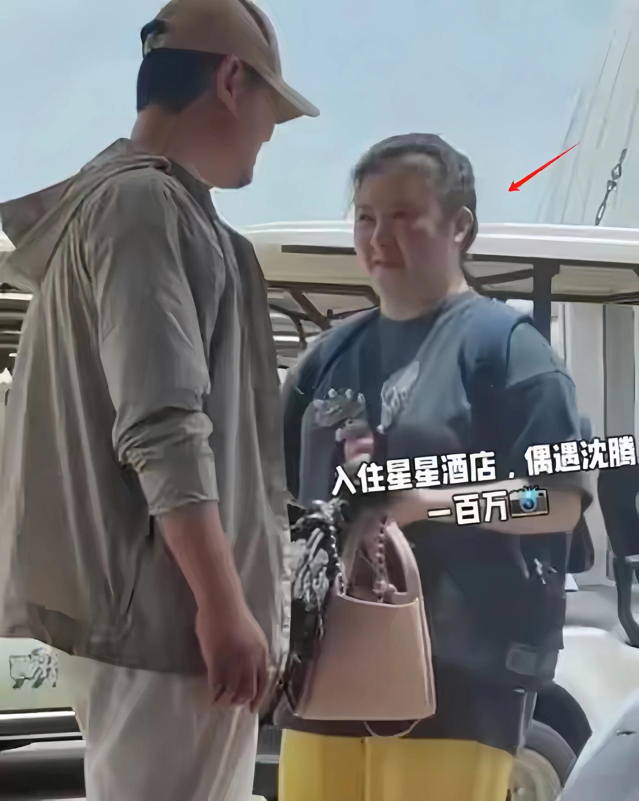 贾玲和沈腾老婆，两位娱乐圈的知名人物，一个41岁仍保持活力，一个却似乎因幸福而“
