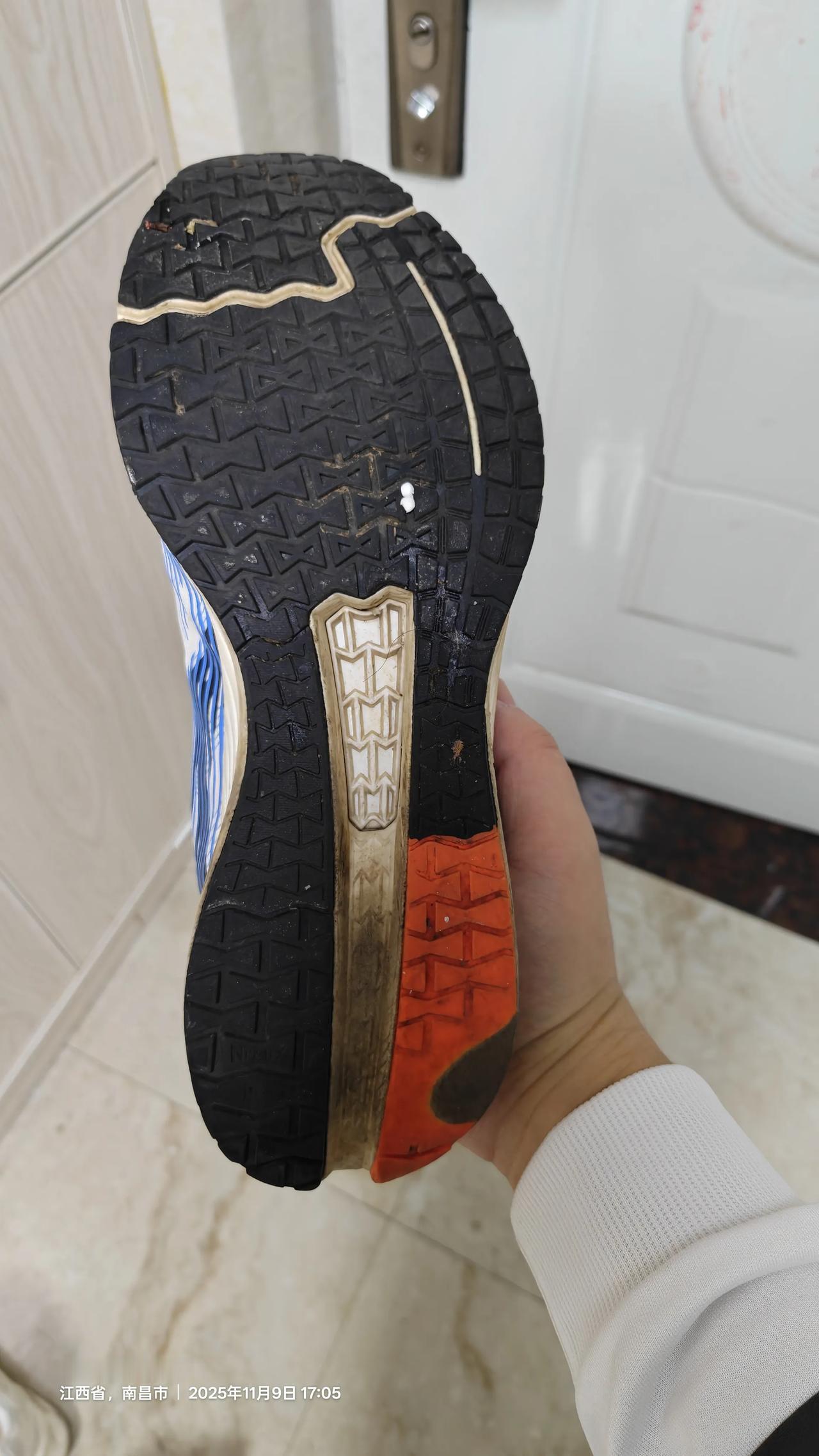 这个鞋底纹路，鞋面不兜水，为什么