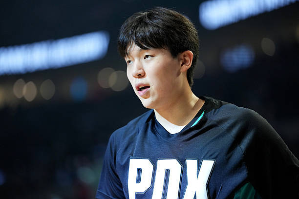 开拓者前锋阿夫迪亚今天缺席，格兰特和霍勒迪升级为大概率出战，杨瀚森从发展联盟被召