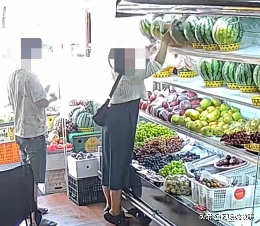 四川一水果店，一女子拿瓜摔了6个西瓜，却没道歉。老板不但不生气，还说是自己没放好