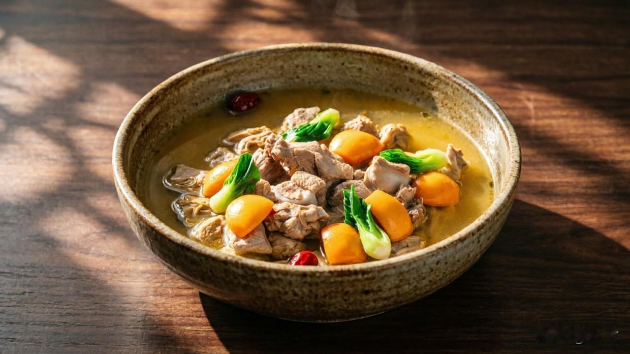 枇杷炖老鸭

【食材准备】

主料：老鸭 半只（约500克，斩块），枇杷 6颗（